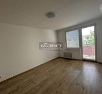 Prostorný pokoj s velkým oknem a balkónovými dveřmi ve 3pokojovém bytě.
