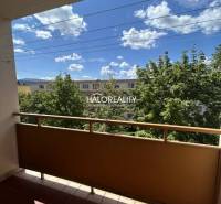 Balkon 3-pokojového bytu v Prievidzi s výhledem na stromy a oblohu.