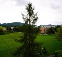 Výhled z 2pokojového bytu v Nové Dubnici s horami a přírodou.