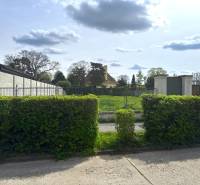 Pozemky - bydlení ve Sládkovičově, za zeleným plotem se nachází prostorná louka.