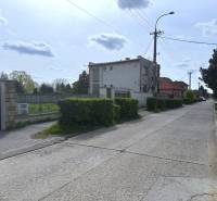 Poklidná ulice se zelení vhodná pro pozemky - bydlení ve Sládkovičově.