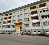 Bytový dům v Rimavské Sobotě se vstupní bránou a balkony.