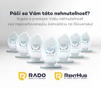 Reklama na oceněnou realitní kancelář se skleněnými trofejemi a logy RADO group.