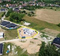 Stavební pozemek rodinného domu v Trenčianskom Jastrabí obklopený přírodou a sousedními domy.