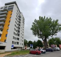 Výškový bytový dům a parkoviště na ulici Štefánikova v Popradu.