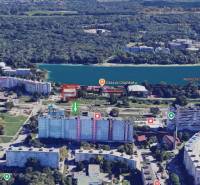 Pohled na Dračí jezero u ulice Strečnianska s okolními paneláky v Bratislavě V.