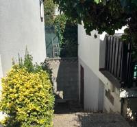 Chodník se schody a zelení, Bratislava - Vrakuňa, ulice Brezová, Pozemky - bydlení.