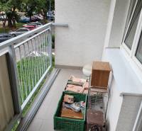 Balkon 3pokojového bytu s výhledem na parkoviště a ulici Měsíční v Bratislavě - Ružinově.
