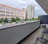 Balkon z 2-pokojového bytu na Miletičově, Bratislava - Ružinov, s výhledem na parkoviště.