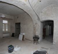 Interiér rodinného domu na náměstí A. Hlinky, s klenutým stropem a renovací.