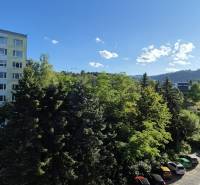 Parkoviště a zeleň u Moskevské ulice v Banské Bystrici, vedle 3pokojového bytu.