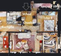 Půdorys 4-pokojového bytu s kuchyní, koupelnou a balkonem.