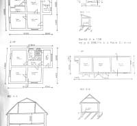 Architektonický plán pro rodinný dům, letní kuchyni a garáž, rozložení místností.