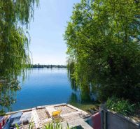 Poklidné jezero obklopené zelení s vyhlídkovou terasou v Bratislavě - Vajnory.