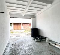 V garážích na Pionýrské ulici v Bratislavě - Novém Městě jsou uloženy pneumatiky.