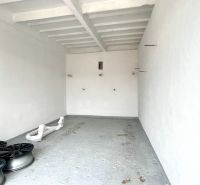 Garáž v Bratislavě - Nové Město na Pionýrské ulici, bílé stěny, disky na podlaze.
