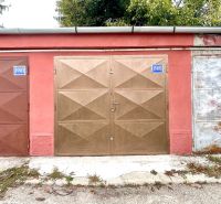 Garáže na Pionýrské ulici v Bratislavě - Novém Městě s kovovými dveřmi a barevnými stěnami.