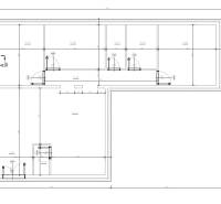 Půdorys s místnostmi a dveřmi v rodinném domě v Hontianských Tesárech.