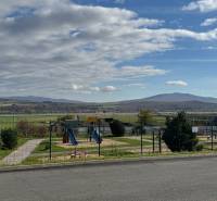 Dětské hřiště s výhledem na kopce v Košicích - městské části Krásna, Tokajské ulici.