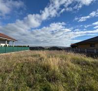 Pozemky - bydlení na Tokajské ulici v Košicích, městské části Krásná, vedle rodinných domů.