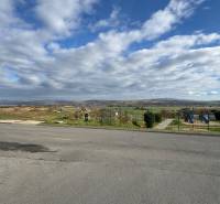 Výhled na okolní krajinu z Tokajské ulice v Košicích - městské části Krásná.