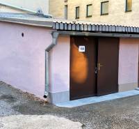 Garáže na Mlynskej v Košicích - městské části Staré Město se světle fialovou omítkou.