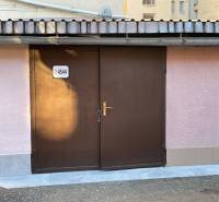 Hnědé garážové dveře na Mlynské ulici v městské části Staré Město v Košicích.