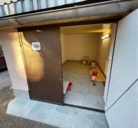 Otevřená garáž na Mlynské v Košicích - městské části Staré Město, s nářadím a vědrem.