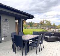 Terasa rodinného domu na Lipové ulici v Dubové se zahradním nábytkem a výhledem.