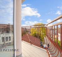 Výhled z balkonu na střechy a stromy v 2-pokojovém bytě na Kukučínově v Dunajské Stredě.