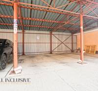 Parkovací místo se stříškou na Kukučínově ulici v Dunajské Stredě, nedaleko 2pokojového bytu.