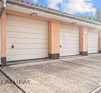 Garáže na Kukučínově ulici v Dunajské Stredě s betonovou plochou a střešními světlíky.