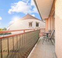 Balkon s posezením vedle 2pokojového bytu na Kukučínově ulici v Dunajské Stredě.