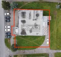 Letecký pohled na obchodní prostory v Rimavské Sobotě s parkovacími místy.