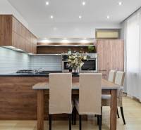 Kuchyně v 2-pokojovém bytě s dřevěným dekorem a světlým nábytkem.