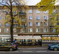 Budova s restaurací a terasou na Košické ulici v Bratislavě - Ružinov.