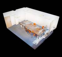 3D model kanceláře s dlouhou stolovou sestavou a oranžovými židlemi, kobercová podlaha.