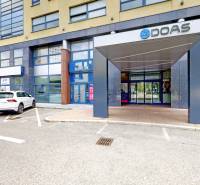 Kancelářská budova na Košické ulici, Bratislava - Nivy, s parkovištěm před vchodem.