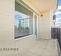 Balkon 2-pokojového bytu na Panónský háj v Dunajské Stredě s výhledem na okolní architekturu.