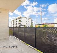 Balkon 2-pokojového bytu na Panónském háji v Dunajské Stredě s výhledem na obytné budovy.