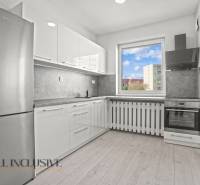 Kuchyně s podlahou s dřevěným dekorem v 2pokojovém bytě s moderním zařízením.