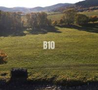 Pozemek v Petrovicích obklopený svěží přírodou ideální k bydlení.