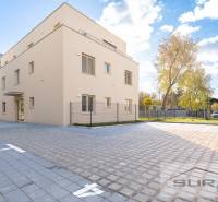 Budova na Železniční ulici v Bratislavě - Vrakuni s přilehlým parkovištěm.