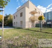 Exteriér bytového domu na Železniční ulici ve Vrakuni s přilehlou zahradou.