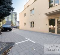 Parkovací místo před bytovým domem na Železniční ulici, Bratislava - Vrakuňa, 2-pokojový byt.