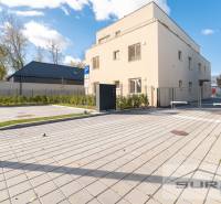 Exteriér budovy na Železniční ulici v Bratislavě - Vrakuni, s parkováním a zelení.