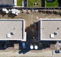 Letecký pohled na stavbu dvou budov na Duhové ulici ve Slovenském Grobu.