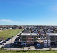 Novostavby na Dúhové ulici ve Slovenském Grobu nabízející pohodlné 3-pokojové byty.