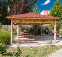 Parkový altán na ulici Bosákova obklopený zelení, ideální pro 2pokojový byt.