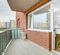 Balkon 2-pokojového bytu na Bosákově ulici v Bratislavě - Petržalce, s výhledem na paneláky.